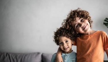 Warum jüngere Geschwister weniger verdienen – Studie liefert Antwort