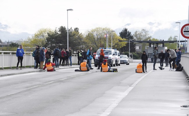 Aktivisten klebten sich auf der Zollbrücke Au-Lustenau fest