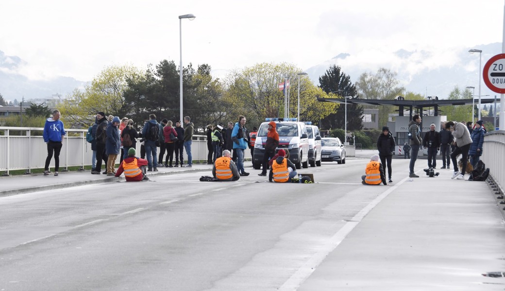Aktivisten klebten sich auf der Zollbrücke Au-Lustenau fest