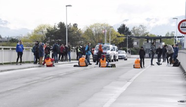 Aktivisten klebten sich auf der Zollbrücke Au-Lustenau fest