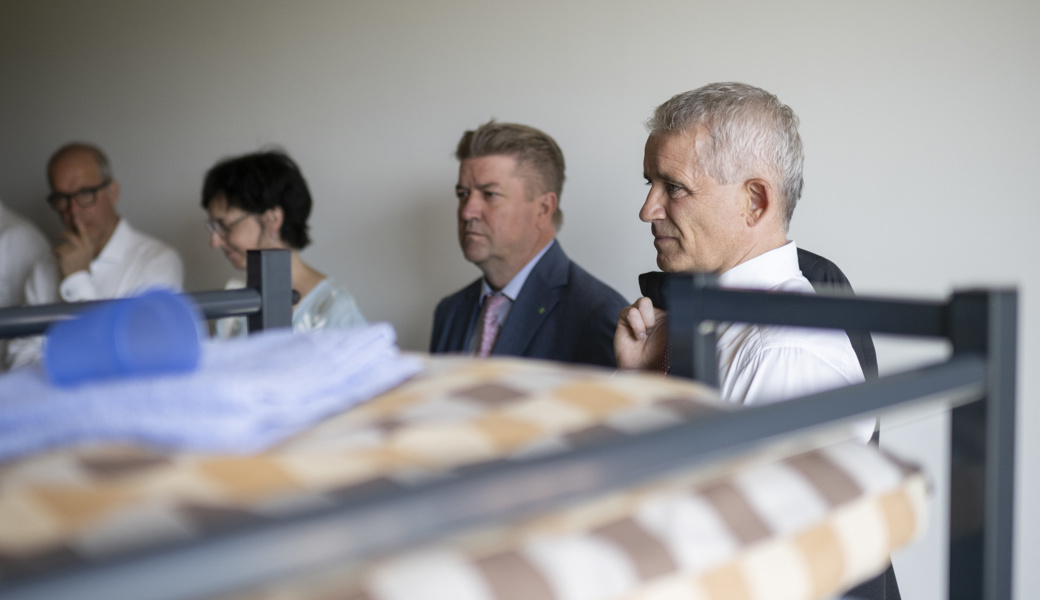 Bundesrat Beat Jans, die St.Galler Regierungsräte Christof Hartmann und Susanne Hartmann sowie der Altstätter Stadtpräsident Ruedi Mattle (von rechts) während des Tags der offenen Tür in einem Schlafsaal des neuen Bundesasylzentrums.
