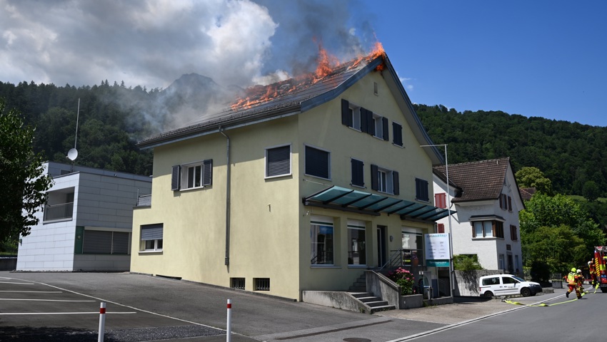 Beim Eintreffen der Feuerwehr stand der Dachstock bereits in Vollbrand.