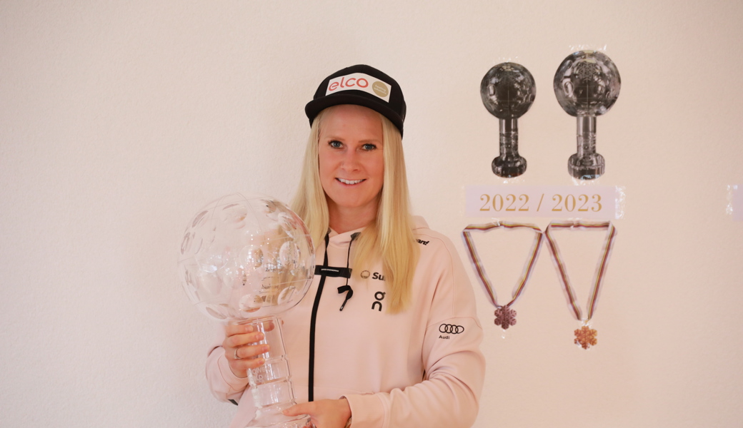Julie Zogg vor ihrer Ruhmeswand. Die Saison 2022 / 23 mit Gewinn der grossen Kristallkugel war die erfolgreichste.
