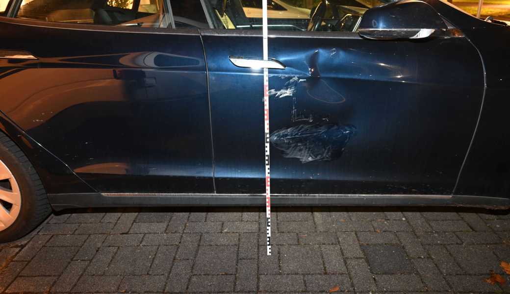 Der Dieb hantierte erst an mehreren Fahrzeugen, bevor er eines davon stahl und fliehen wollte.