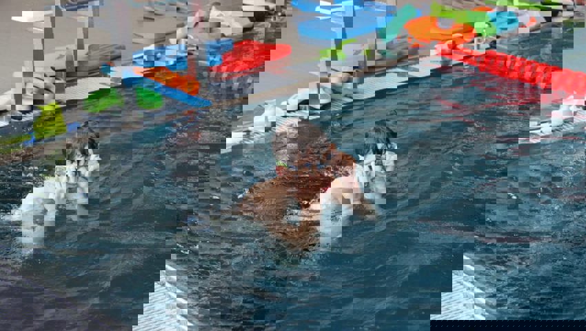  Einmal im Wasser, gibt Fabio Roduner alles: Kurz die Schwimmbrille richten - und weiter geht's. 