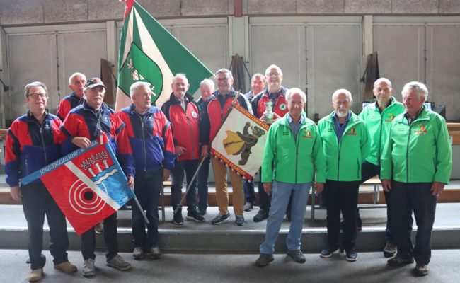 Lokale Veteranen massen sich erfolgreich im Gruppenmeisterschaftsfinal