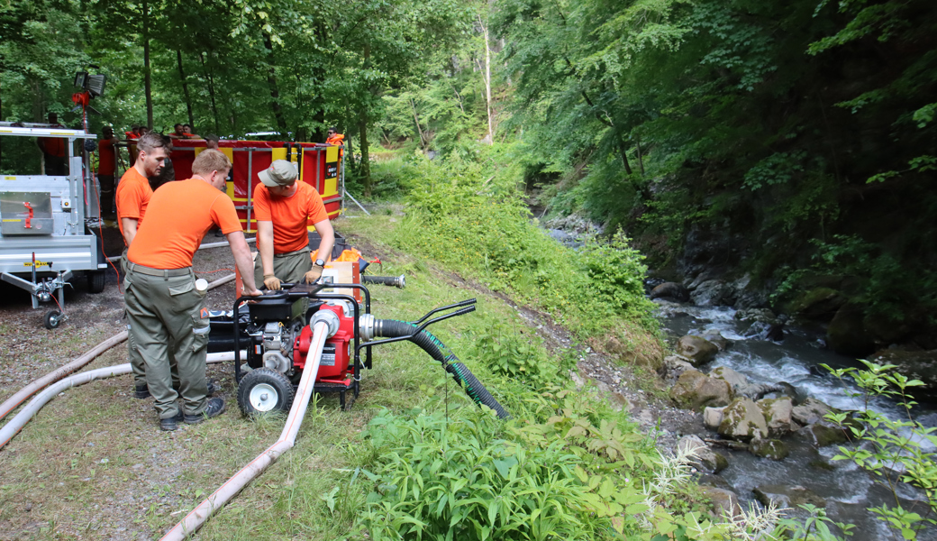 Unterstützung bei Bränden: Mittels Schmutzwasserpumpe wird Wasser aus dem Bach in ein Ausgleichsbecken befördert.