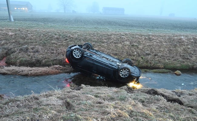 Fahrer landet mit seinem Auto in einem Bach