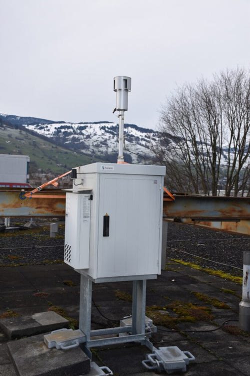  Seit zwei Jahren steht auf dem Dach der Ostschweizer Fachhochschule eine digitale Pollenmessapparatur. 