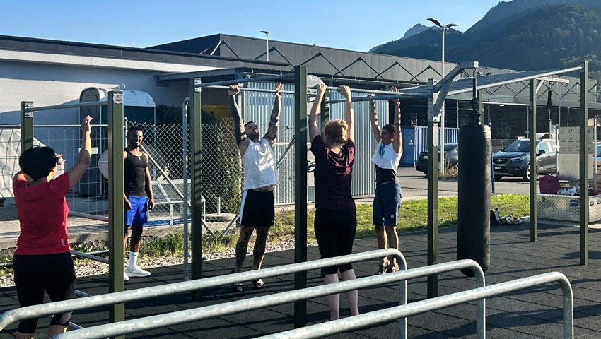Gemeinsames Training mit Kevin Galluccio zur Einweihung der Plauderbank bei der Streetworkout-Anlage im Schild.