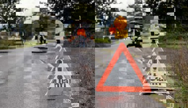 Aus Bus ausgestiegen: Auto kollidiert mit Fussgänger