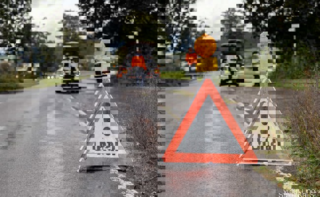 Aus Bus ausgestiegen: Auto kollidiert mit Fussgänger