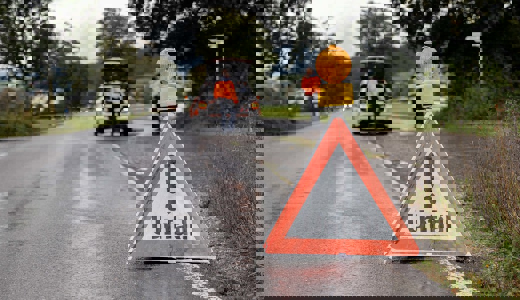 Die Autofahrerin übersah den hinter dem Bus hervortretenden Fussgänger.