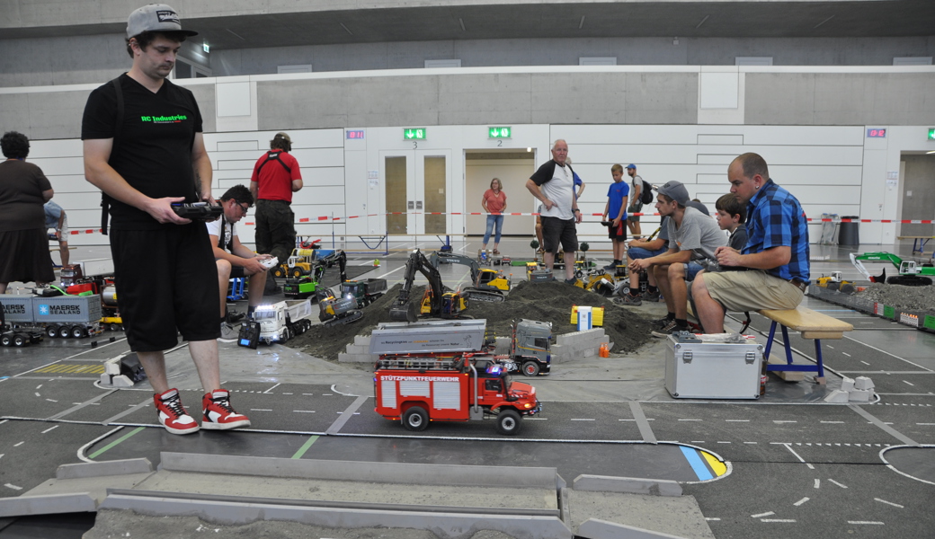 Ein Abbild der Realität in Kleinformat: Schaufahren der Minitrucker Rheintal in der Turnhalle Gadretsch in Sevelen.