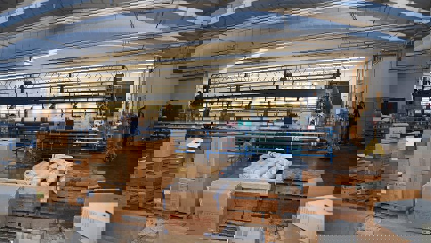  Drei Stickmaschinen stehen heute noch in der Halle. Das Aufräumen hat aber bereits begonnen.