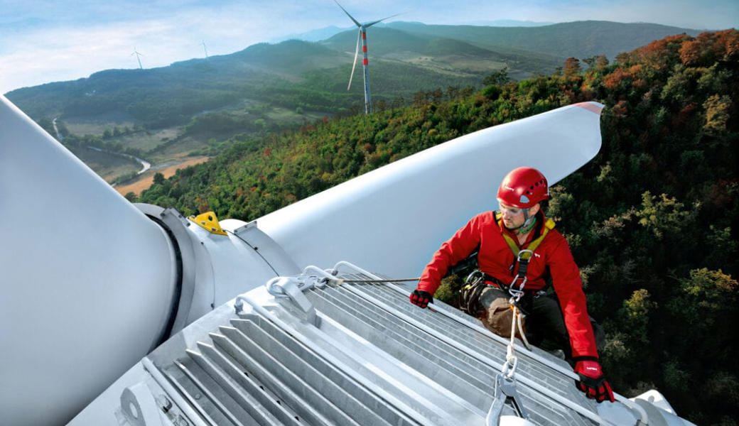  Hilti-Mitarbeiter auf einem Windrad: Das Unternehmen setzt sich stark für die Reduktion von CO2-Emissionen ein. 