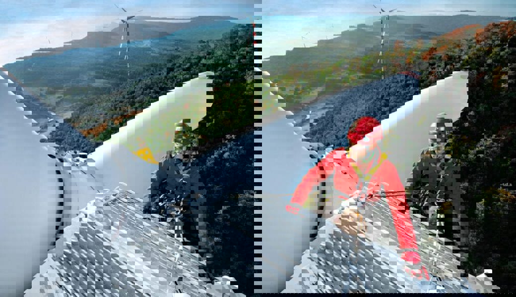  Hilti-Mitarbeiter auf einem Windrad: Das Unternehmen setzt sich stark für die Reduktion von CO2-Emissionen ein. 