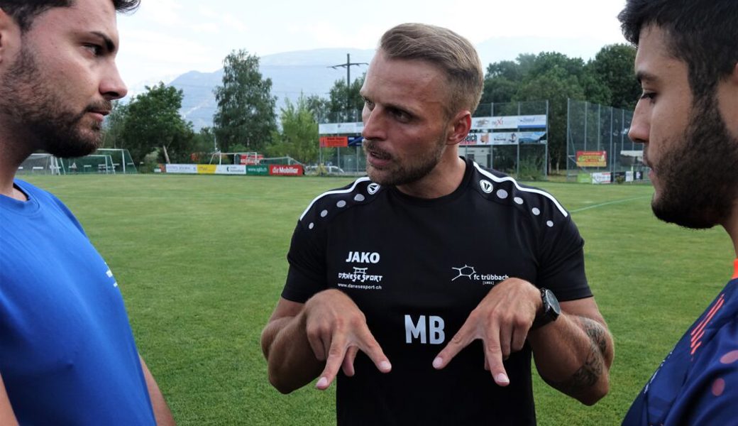  Trainer Mentor Beqiri erklärt zwei Spielern, was er von ihnen erwartet. 