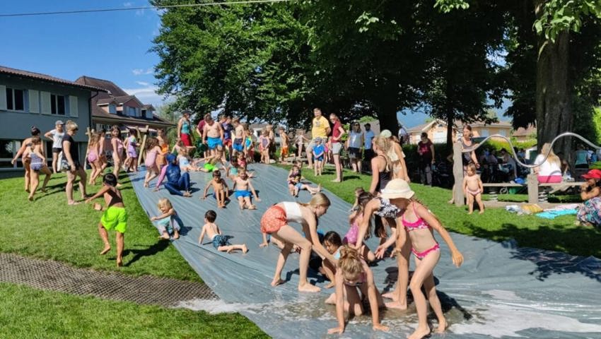  Das macht Spass: Eine Wasserrutsche am Spielplatzfest. 