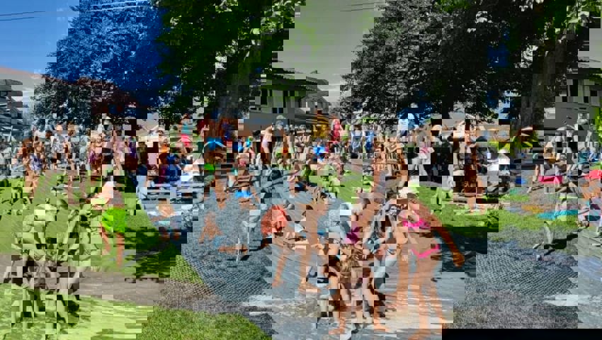  Das macht Spass: Eine Wasserrutsche am Spielplatzfest. 