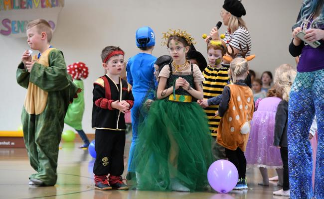 Bunte Kostüme und fröhliche Musik: Der Familienverein Sennwald lud zur Kinderfasnacht ein