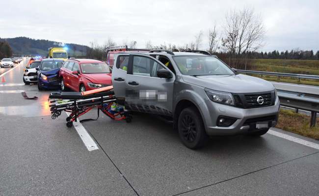 Mehrere zehntausend Franken Sachschaden bei vier Unfällen auf der A13