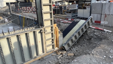 Auf der Baustelle eingeklemmt: Kranführer verletzt