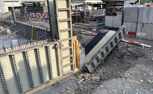 Auf der Baustelle eingeklemmt: Kranführer verletzt