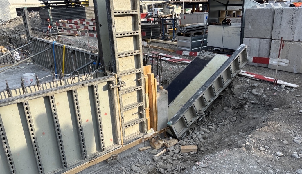 Auf der Baustelle eingeklemmt: Kranführer verletzt