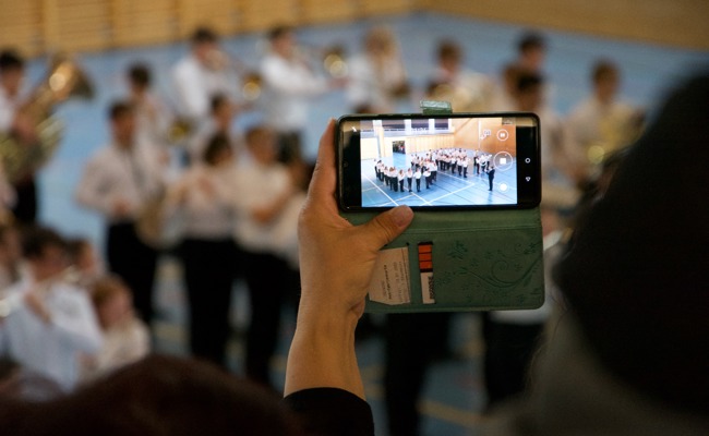 Jugendliche boten ein Spektakel mit Drachen, Tuben und Tanzfreude