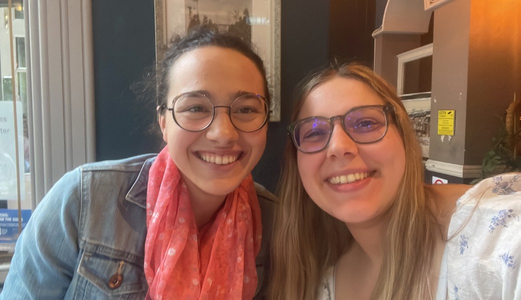 Schweizer Fans mit Leib und Seele: Raphaela Wagner aus Trübbach (links) und Miriam Küpper aus London.