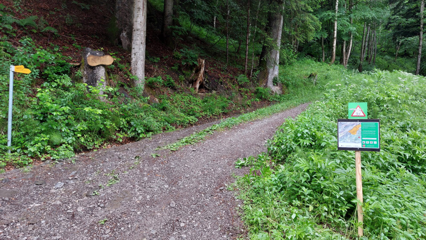 Wanderwege werden mit Tafeln versehen.