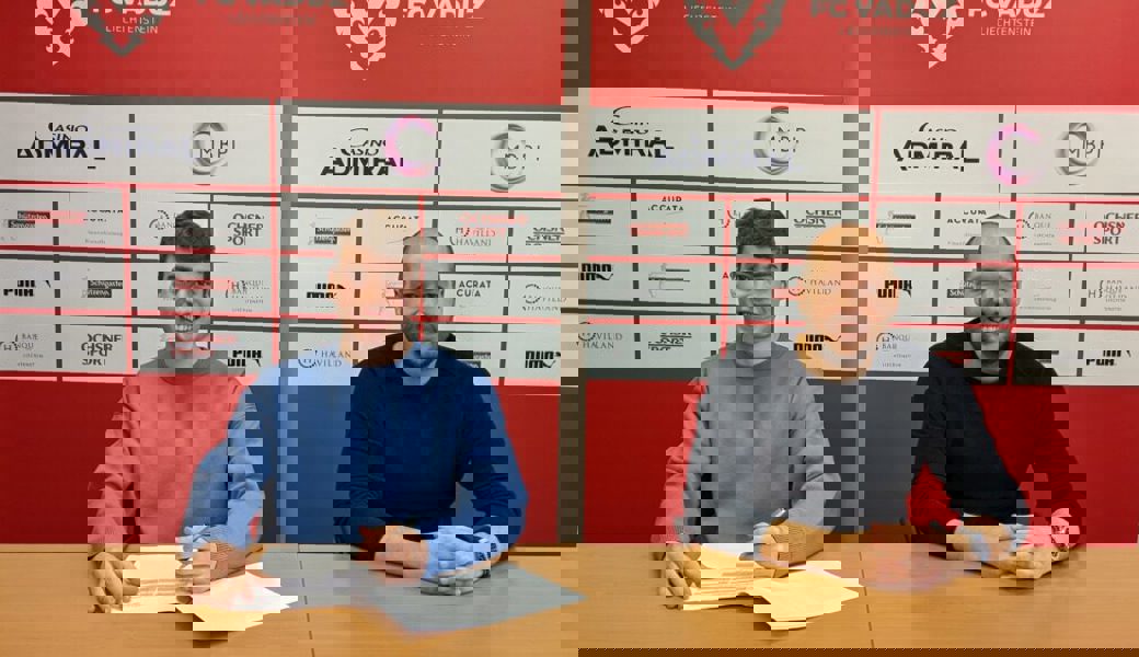  Der Buchser Tim Staubli (links) sowie FCV-Sportchef Franz Burgmeier anlässlich der Vertragsunterzeichnung beim FC Vaduz. 