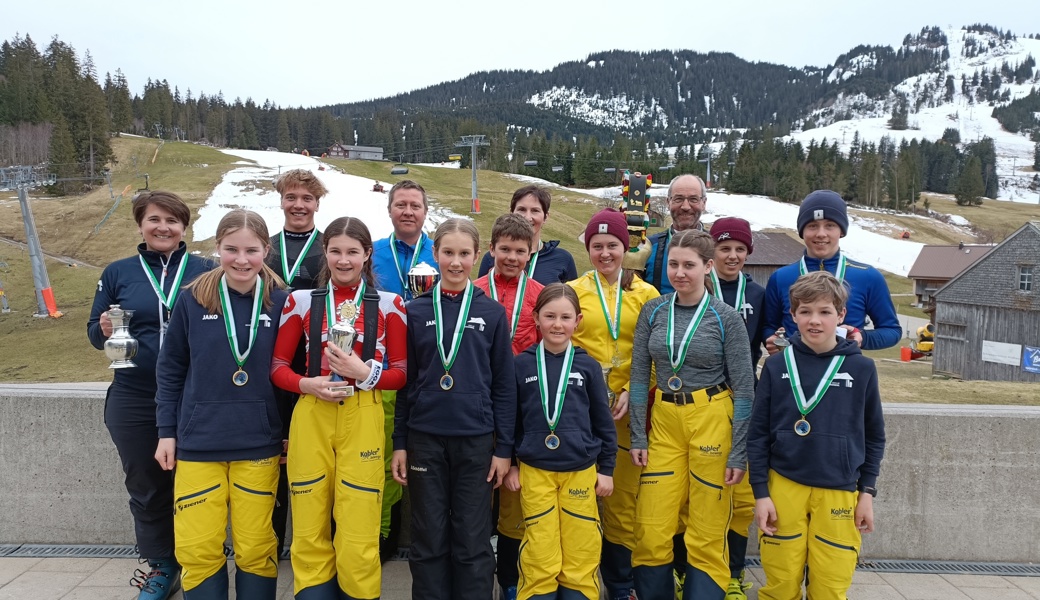 Die Kategoriensiegerinnen und -sieger des Rennens am Sonntag.