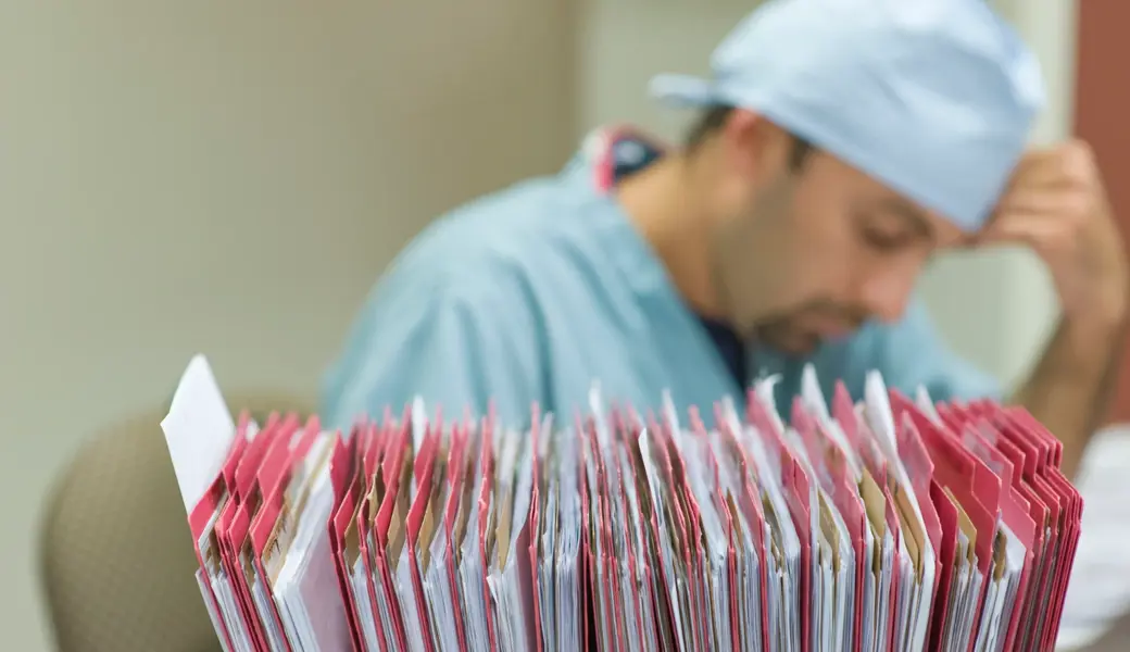 Wenn die Formulare mehr Zeit beanspruchen als die Behandlung von Patienten, löscht es vielen Ärzten ab.