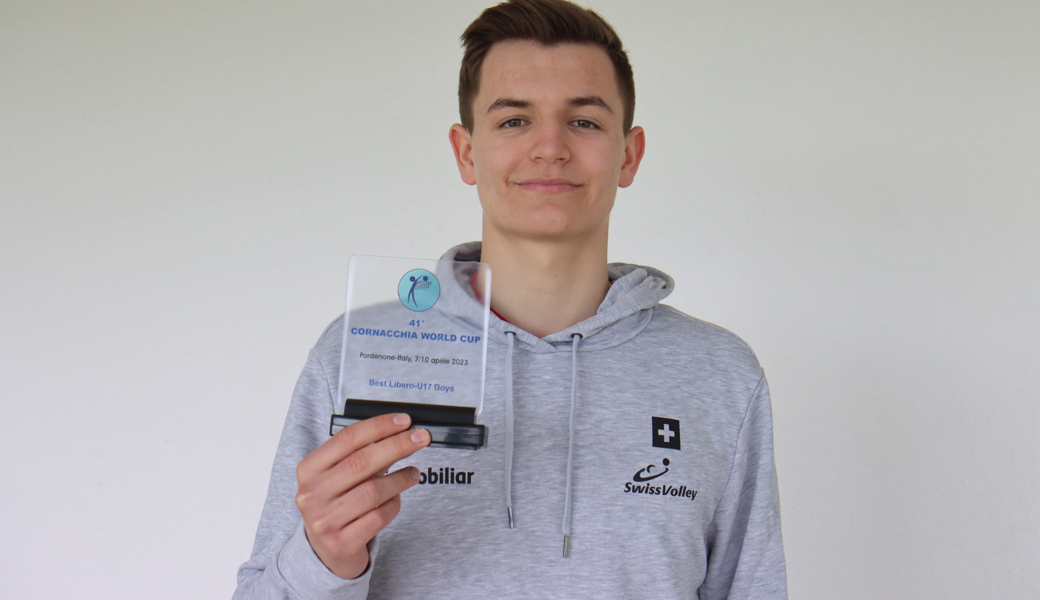 Erfolgreicher Einstand in der Schweizer Nationalmannschaft in der Altersklasse U18: Der Oberschaner Volleyballer Elias Auer wurde sogar zum besten Libero des Turniers gewählt. 