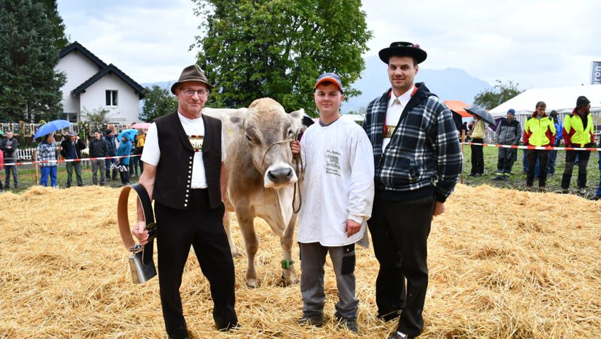  Alfred Preisig und seine Söhne Tobias und Andreas freuen sich über die Auszeichnung.