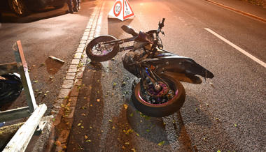 Motorradfahrerin verunfallt nach Flucht vor Polizeikontrolle