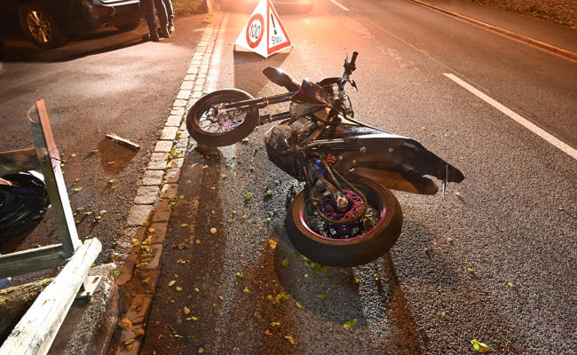 Motorradfahrerin verunfallt nach Flucht vor Polizeikontrolle