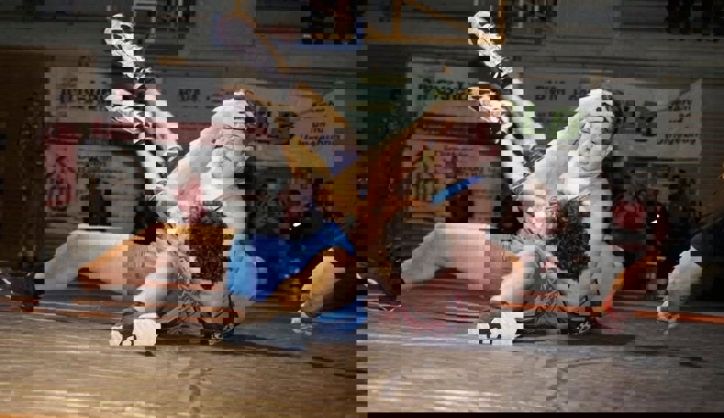 Schultersieg: Dominik Steiger im blauen Dress des RCOG. 