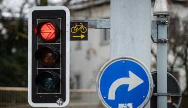 Rechtsabbiegen beim Lichtsignal: Mehr Komfort für Velofahrende durch Umrüstung einer Ampel