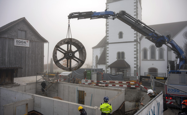 Das Herz der Gattersäge: Das neue Wasserrad ist eingesetzt