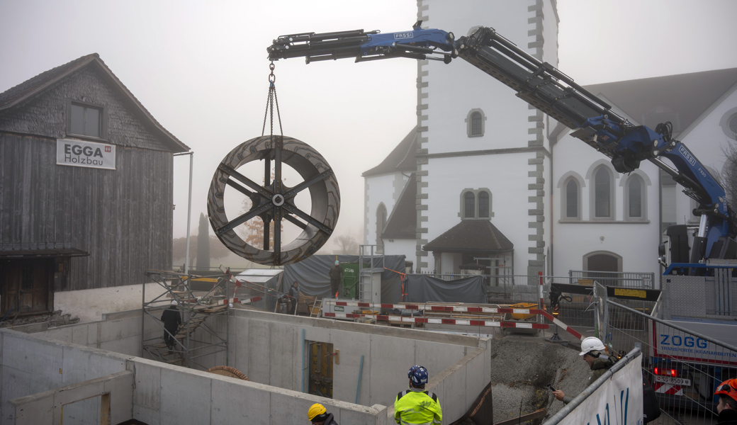 Das Herz der Gattersäge: Das neue Wasserrad ist eingesetzt