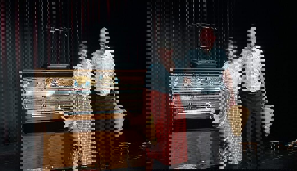  Zufrieden mit ihrer Performance: Strahlend verlassen Melanie Dörig und Meinrad Koch die Bühne unter tosendem Applaus. 