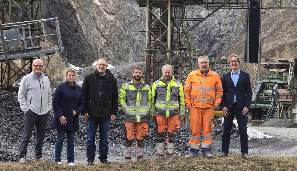 Kick-off im Steinbruch. Von links: Verwaltungsratspräsident Martin Holenweg, Stefanie Keller (Administration), der neue Geschäftsführer Adrian Kocher, Sprengmeister Walter Hess, Walter Rutz (Technischer Mitarbeiter), Produktionsleiter Walter Rutz und Verwaltungsrat Charles Rinderknecht.