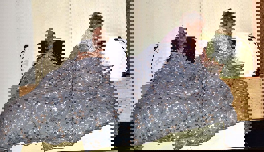 Bettgeflüster gibt es selten: Er surft auf dem Handy, sie liest in einem Buch, für Gespräche ist Herr Legler zu müde. Bilder: Heidy Beyeler