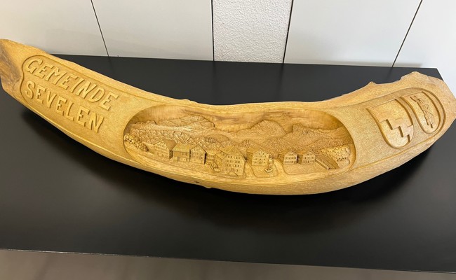 Schnitzerei aus einem Rhein-Schwemmholz