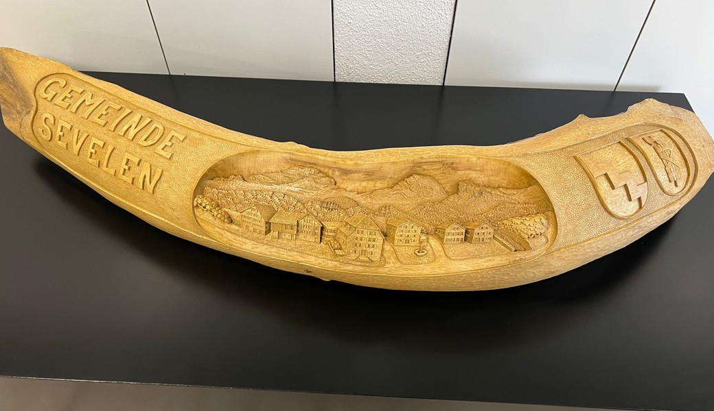 Schnitzerei aus einem Rhein-Schwemmholz