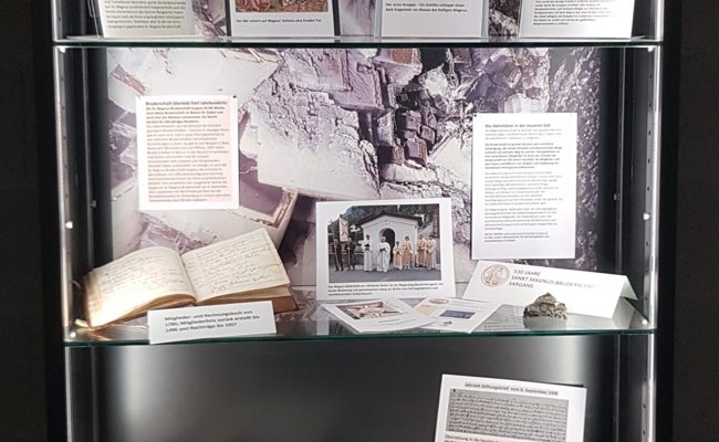 Kleine Ausstellung zu «Der heilige Magnus und das Bergwerk» mit Bildern, Texten und Büchern