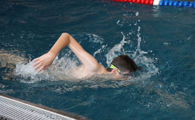 Der Autist Fabio Roduner befindet sich unter Wasser in einer eigenen Welt